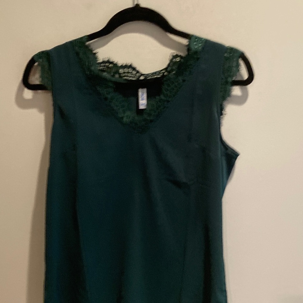 Chic Sleeveless Top Lace Detail also jewel headband